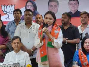 अनुकृति गुसाईं पर कांग्रेस का तंज, देखना है कितना मिलता है भाजपा में सम्मान